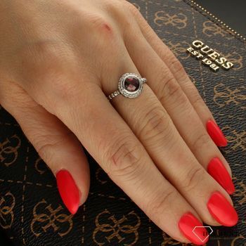 Srebrny pierścionek bordowa cyrkonia DIA-PRS-6301CZ-925. Srebrny pierścionek z cyrkonią. Srebrny pierścionek z bordową cyrkonią. Srebrny pierścionek grawerowany. Srebrny pierścionek dla każdej kobiety. Sreb (1).jpg