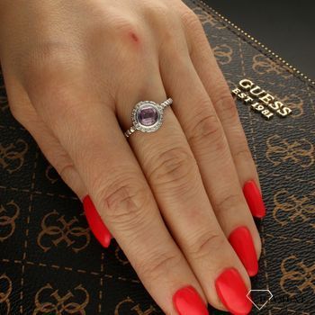 Srebrny pierścionek fioletowa cyrkonia DIA-PRS-6301F-925. Srebrny pierścionek z cyrkonią. Srebrny pierścionek z fioletową cyrkonią. Srebrny pierścionek grawerowany. Srebrny pierścionek dla każdej kobiety..jpg