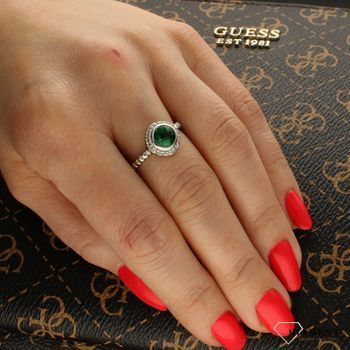 Srebrny pierścionek zielona cyrkonia DIA-PRS-6301Z-925. Srebrny pierścionek z cyrkonią. Srebrny pierścionek z zieloną cyrkonią. Srebrny pierścionek grawerowany. Srebrny pierścionek dla każdej kobiety. Srebr (1).jpg