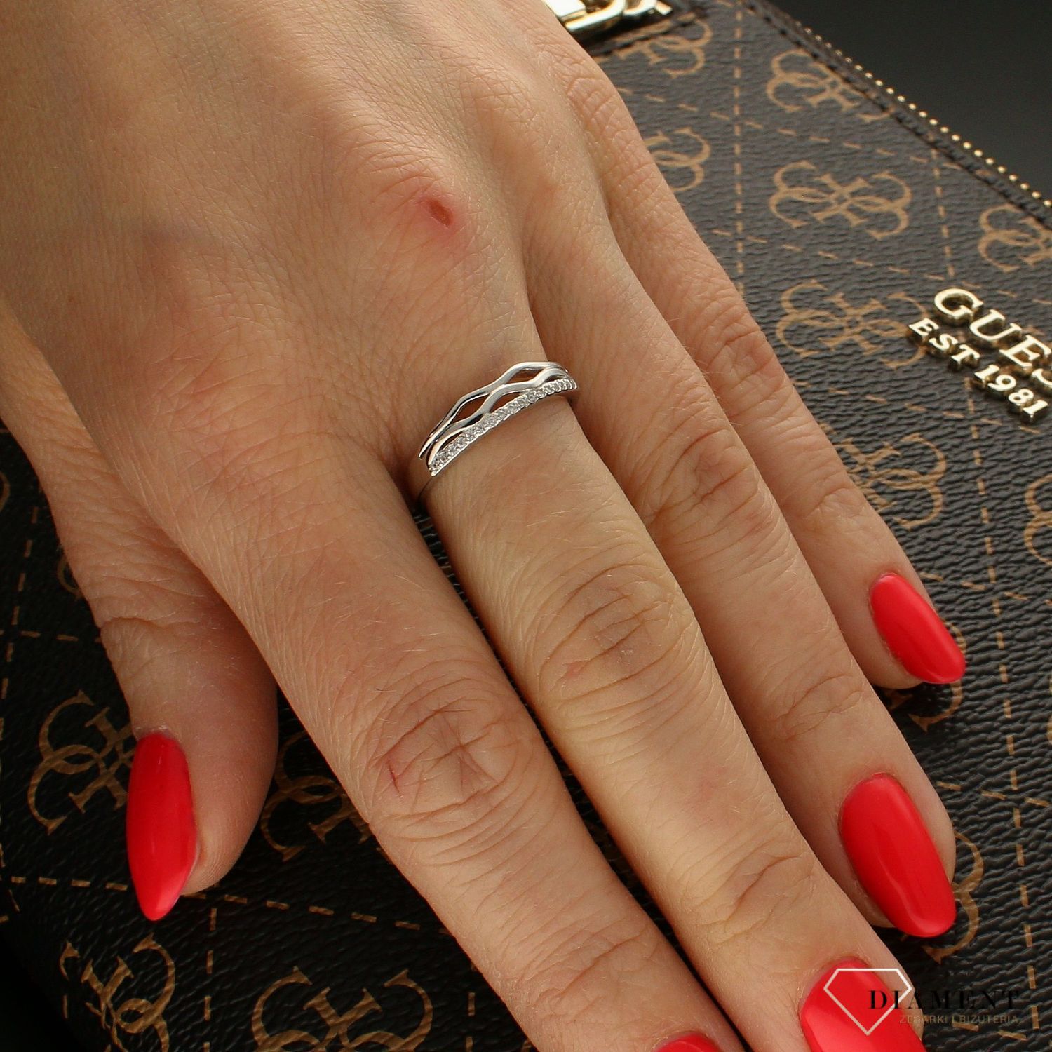 Srebrny pierścionek z pasmem cyrkonii DIA-PRS-6302-925. Srebrny pierścionek z cyrkoniami. Srebrny pierścionek klasyczny. Srebrny pierścionek obrączka. Srebrny pierścionek dla każdej kobiety. Srebrny pierścio.jpg