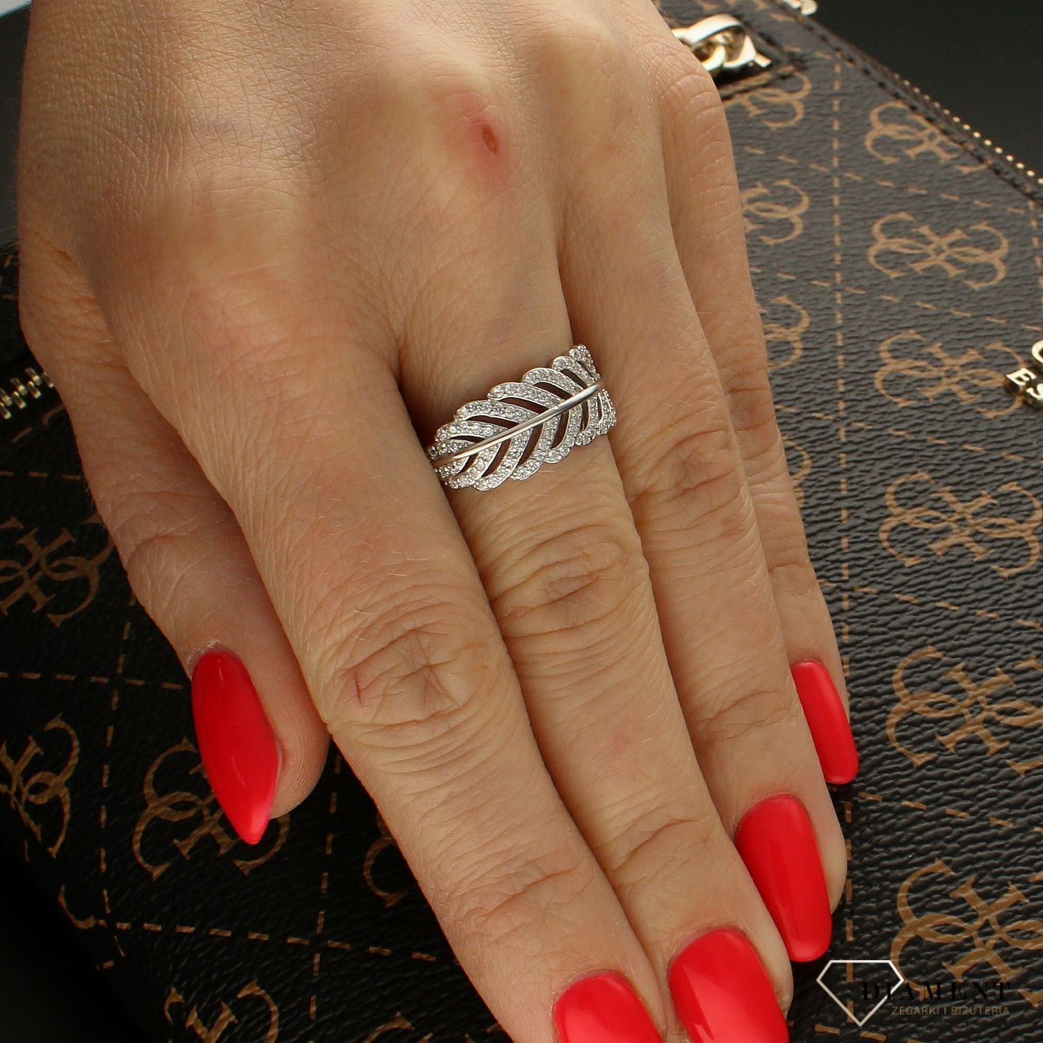 Srebrny pierścionek bogato zdobiony cyrkoniami Liść DIA-PRS-6303-925. Srebrny pierścionek z cyrkoniami. Srebrny pierścionek klasyczny. Srebrny pierścionek elegancki. S.jpg