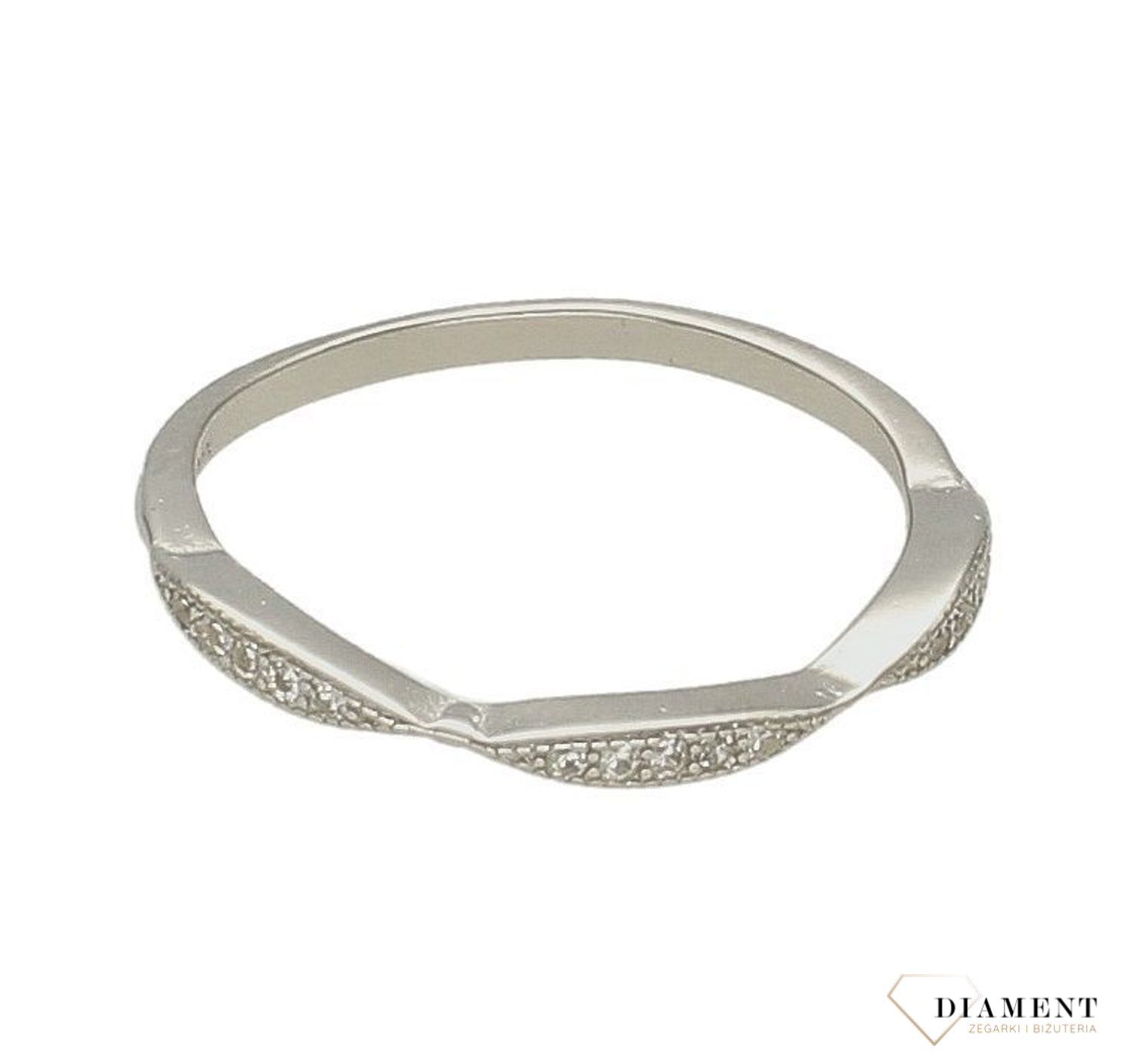 Srebrny pierścionek obrączka z cyrkonią DIA-PRS-6309-925. Srebrny pierścionek dla kobiety. Pomysł na idealny prezent. Modny pier.jpg