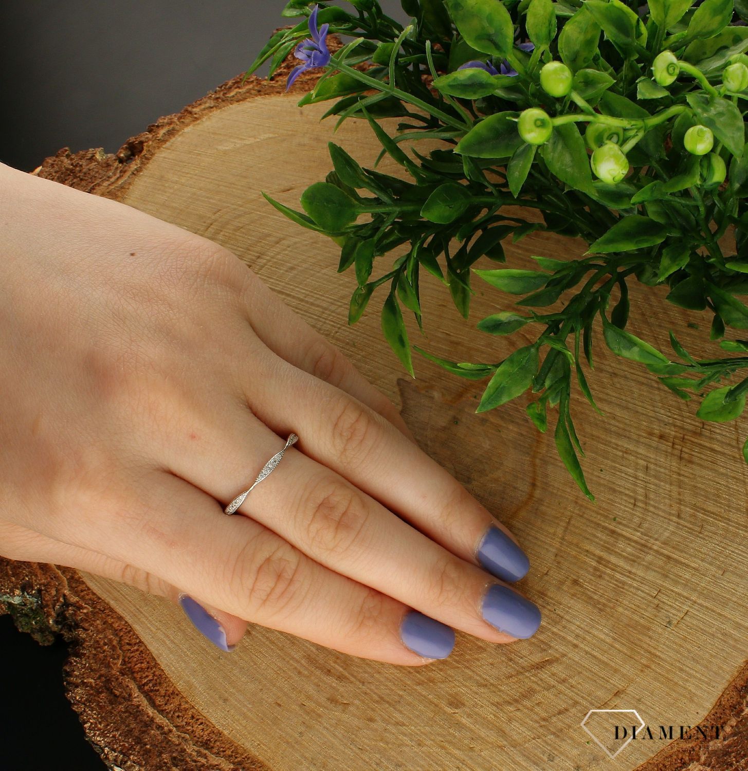 Srebrny pierścionek obrączka z cyrkonią DIA-PRS-6309-925. Srebrny pierścionek dla kobiety. Pomysł na idealny prezent. Modny pier.jpg