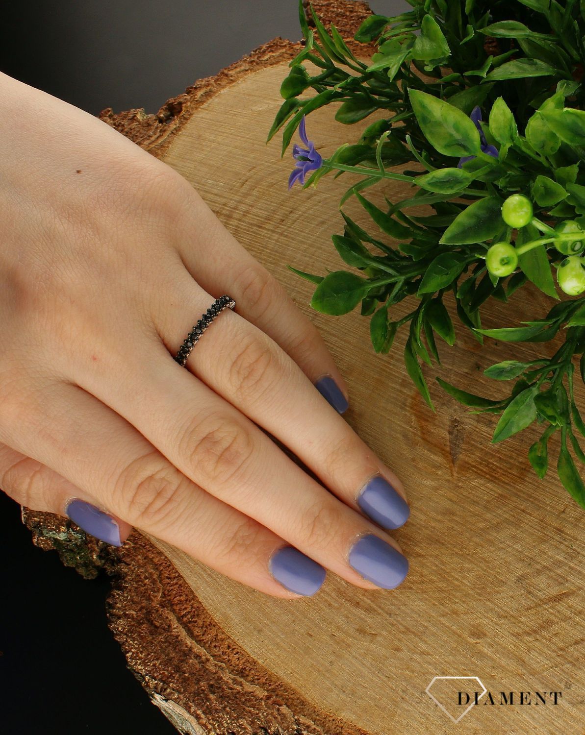 Srebrny pierścionek obrączka czarne cyrkonie 925 DIA-PRS-6311-925.  Pierścionek srebrny z cyrkoniami w czarnym odcieniu . Modny.jpg