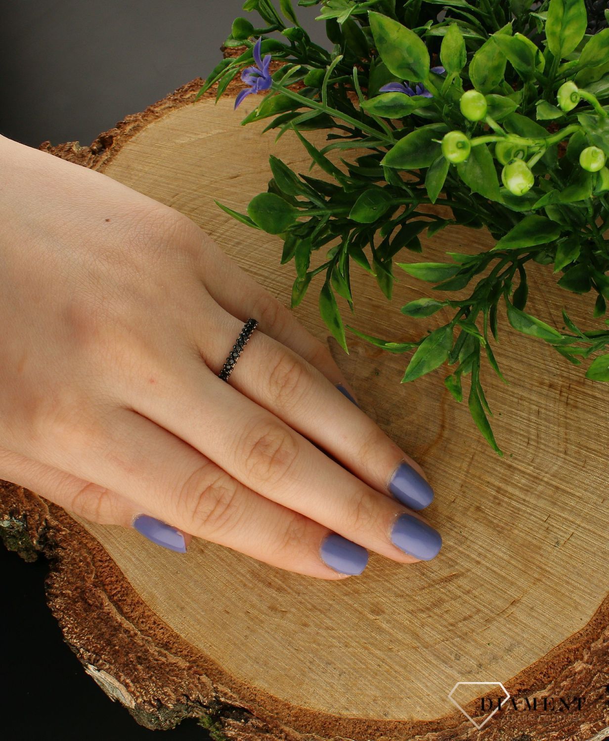 Srebrny pierścionek obrączka czarne cyrkonie 925 DIA-PRS-6311-925.  Pierścionek srebrny z cyrkoniami w czarnym odcieniu . Modny.jpg