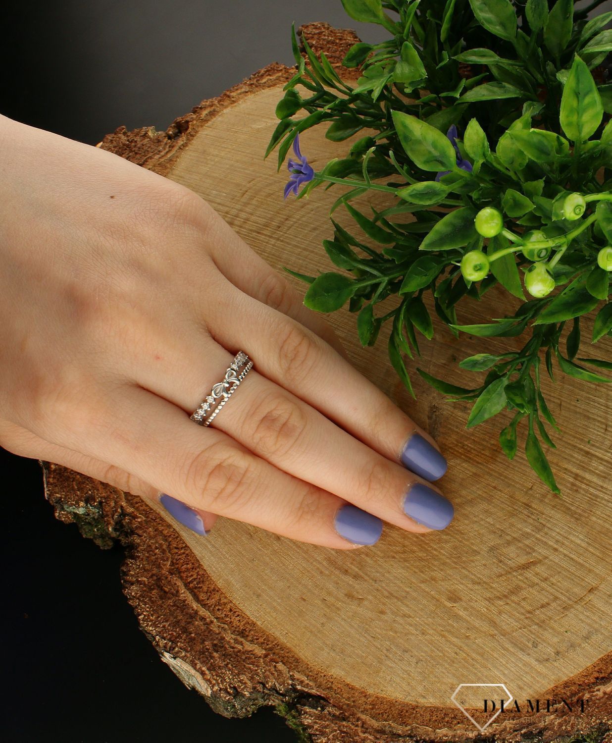 Pierścionek srebrny z kokardką 925 DIA-PRS-6316-925. . Srebrny pierścionek z elementem ozdobnym w postaci kokardki otoczonej cyr.jpg