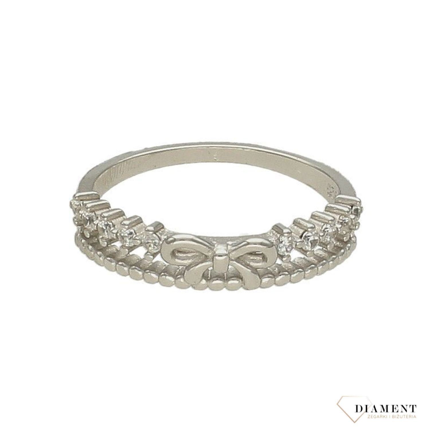 Pierścionek srebrny z kokardką 925 DIA-PRS-6316-925. . Srebrny pierścionek z elementem ozdobnym w postaci kokardki otoczonej cyr.jpg