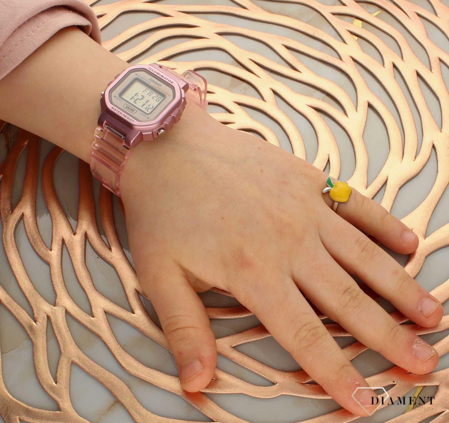 Srebrny pierścionek dziecięcy Jabłko DIA-PRS-6426-925. Pierścionek z motywem jabłka, ozdobiona zieloną i żółtą emalią. Pierścionek został wykonany z najwyższej jakości srebra próby 925.  Pierścionek to idealny pomysł na prez.jpg