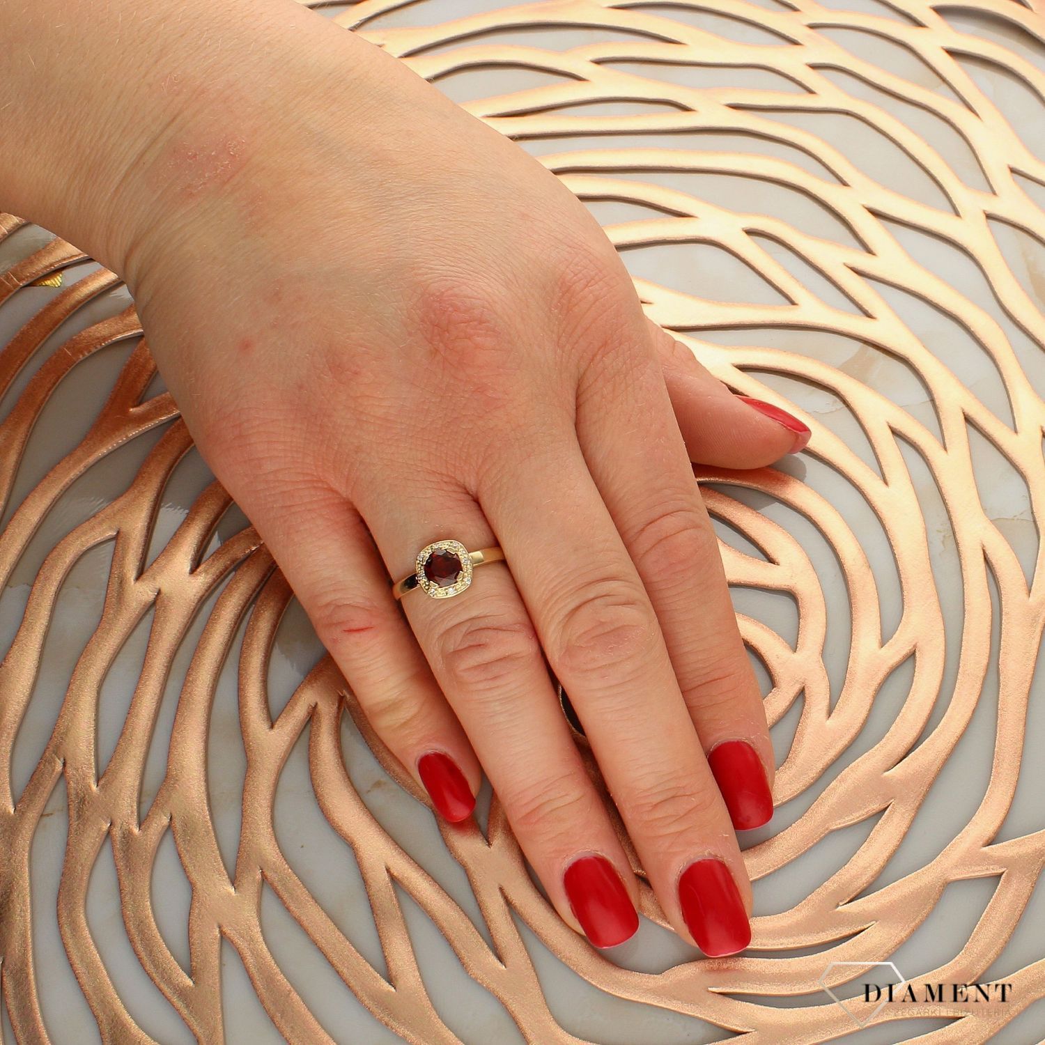 Złoty pierścionek 585 z granatem naturalnym i certyfikatem DIA-PRS-6490-585.jpg