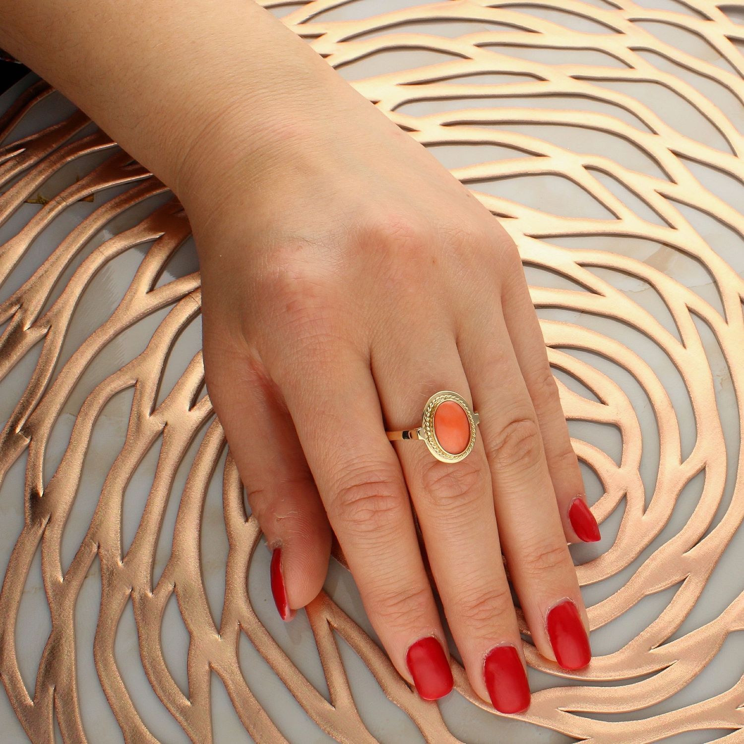 Złoty pierścionek 585 z koralem naturalnym DIA-PRS-6495-585. Złoty pierścionek z kamieniem naturalnym. Złoty pierścionek z koralem. Pierścionek damski złoty z po.jpg