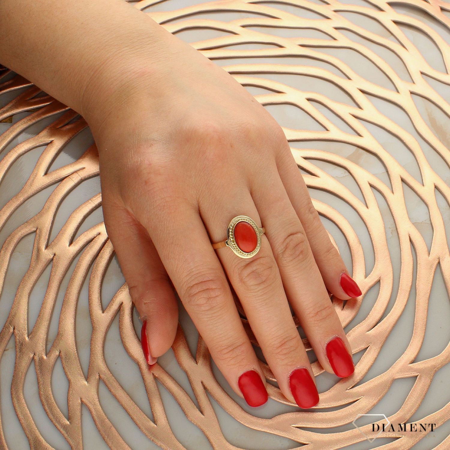 Złoty pierścionek 585 z koralem naturalnym DIA-PRS-6496-585. Złoty pierścionek z kamieniem naturalnym. Złoty pierścionek z koralem. Pierścionek damski złoty z czerwon.jpg