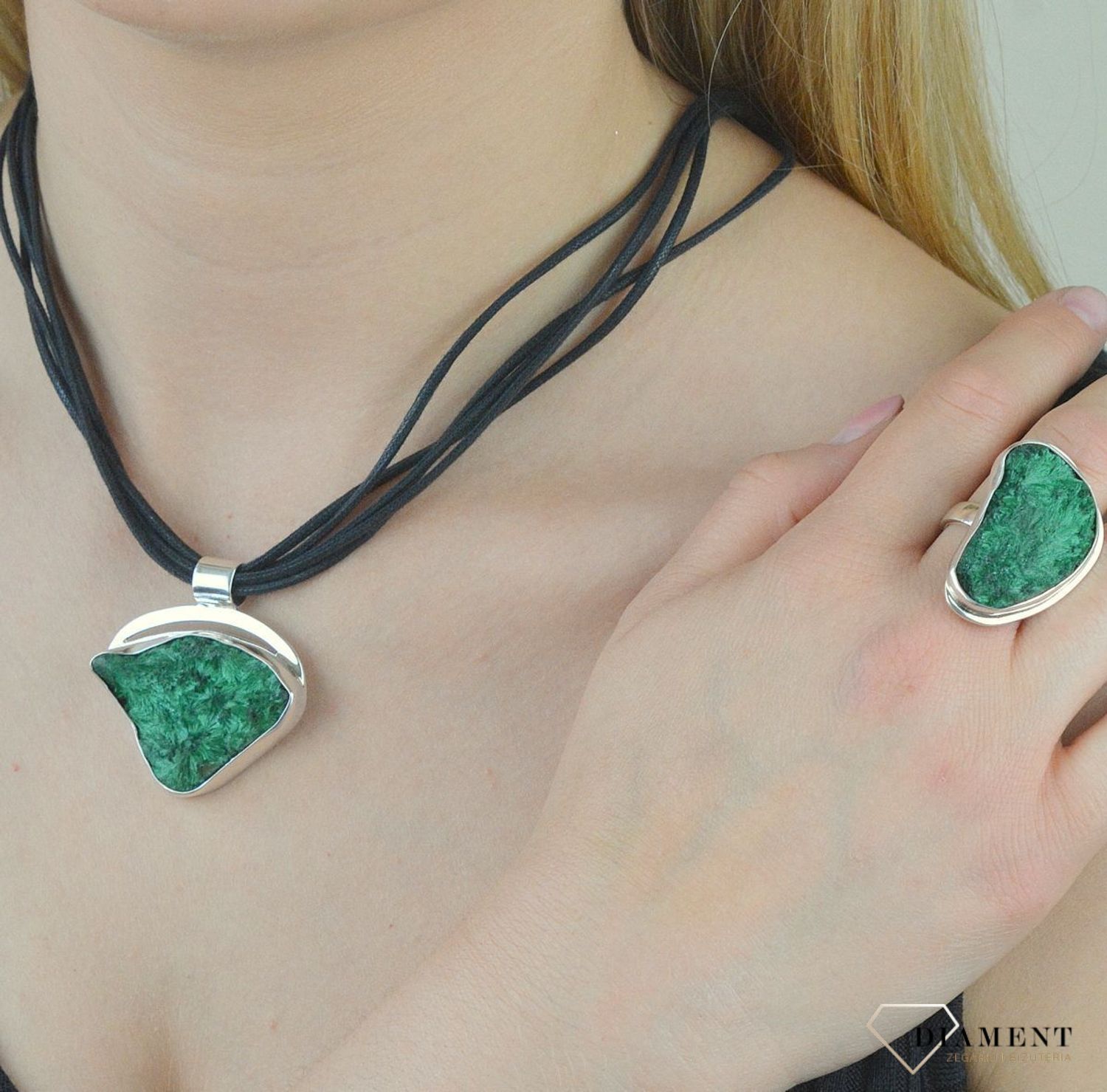 Pierścionek srebrny z malachitem DIA-PRS-6552-925.  Pierścionek o szorstkiej fakturze z niewygładzonym kamieniem sprawia, że ozdoba przyciąga wzrok na palcu. Taki pierścionek będzie doskonałym prezentem dla kobiety lubiącej ni (1).jpg