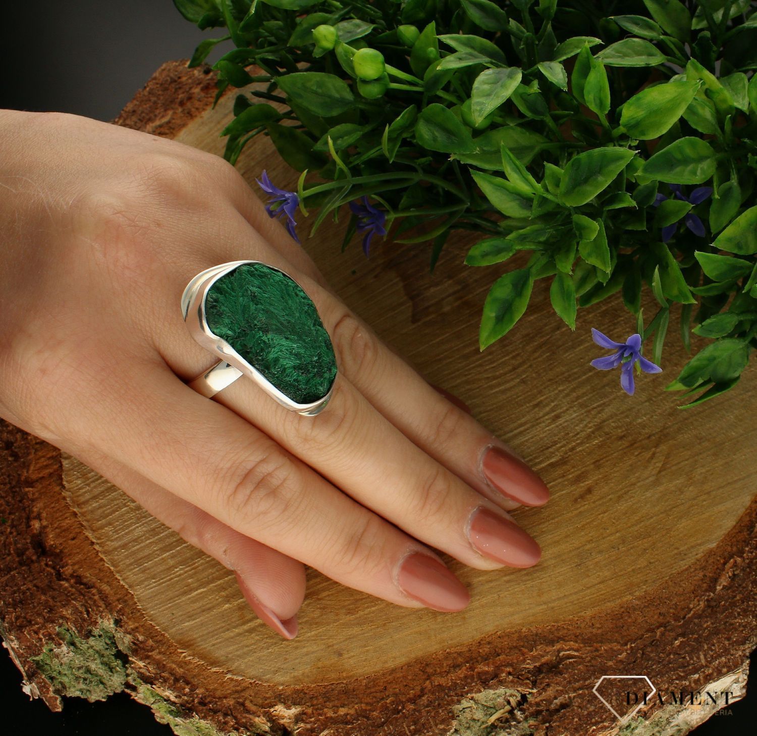 Pierścionek srebrny z malachitem DIA-PRS-6552-925.  Pierścionek o szorstkiej fakturze z niewygładzonym kamieniem sprawia, że ozdoba przyciąga wzrok na palcu. Taki pierścionek będzie doskonałym prezentem dla kobiety lubiącej ni (1).jpg