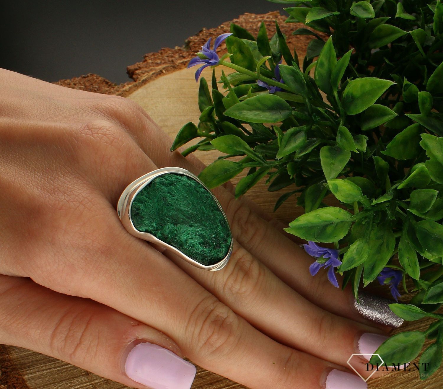 Pierścionek srebrny z malachitem DIA-PRS-6552-925.  Pierścionek o szorstkiej fakturze z niewygładzonym kamieniem sprawia, że ozdoba przyciąga wzrok na palcu. Taki pierścionek będzie doskonałym prezentem dla kobiety lubiącej ni (1).jpg