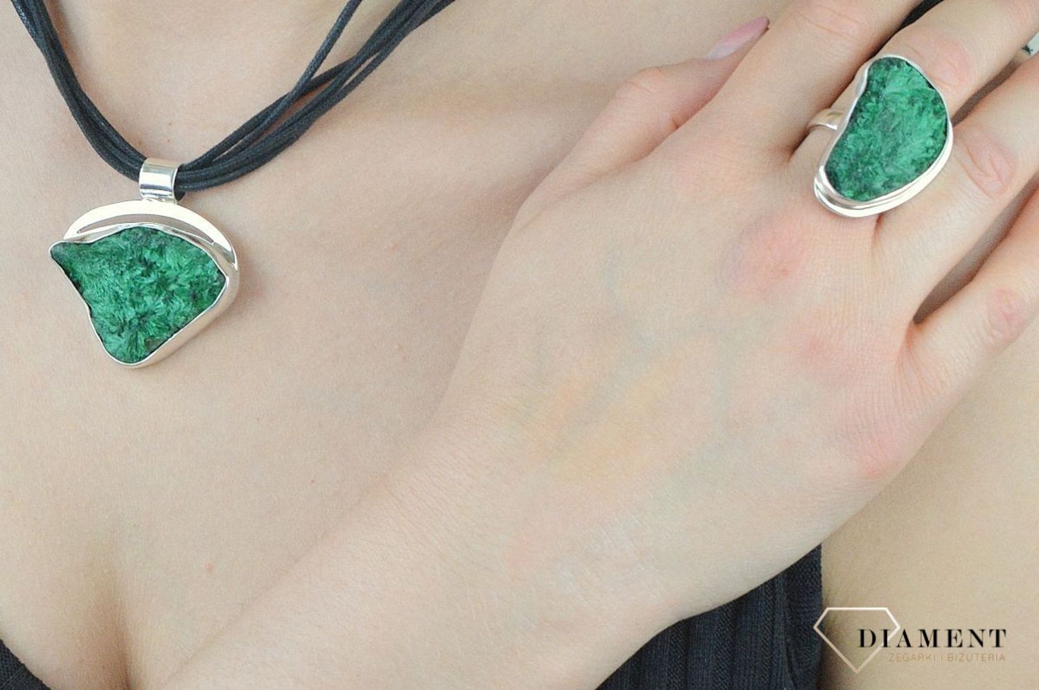 Pierścionek srebrny z malachitem DIA-PRS-6552-925.  Pierścionek o szorstkiej fakturze z niewygładzonym kamieniem sprawia, że ozdoba przyciąga wzrok na palcu. Taki pierścionek będzie doskonałym prezentem dla kobiety lubiącej ni (1).jpg