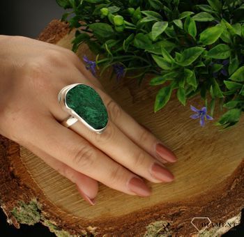 Pierścionek srebrny z malachitem DIA-PRS-6552-925.  Pierścionek o szorstkiej fakturze z niewygładzonym kamieniem sprawia, że ozdoba przyciąga wzrok na palcu. Taki pierścionek będzie doskonałym prezentem dla kobiety lubiącej  (3).jpg