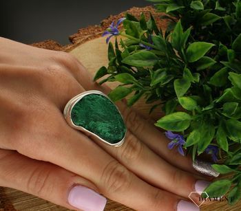 Pierścionek srebrny z malachitem DIA-PRS-6552-925.  Pierścionek o szorstkiej fakturze z niewygładzonym kamieniem sprawia, że ozdoba przyciąga wzrok na palcu. Taki pierścionek będzie doskonałym prezentem dla kobiety lubiącej .jpg