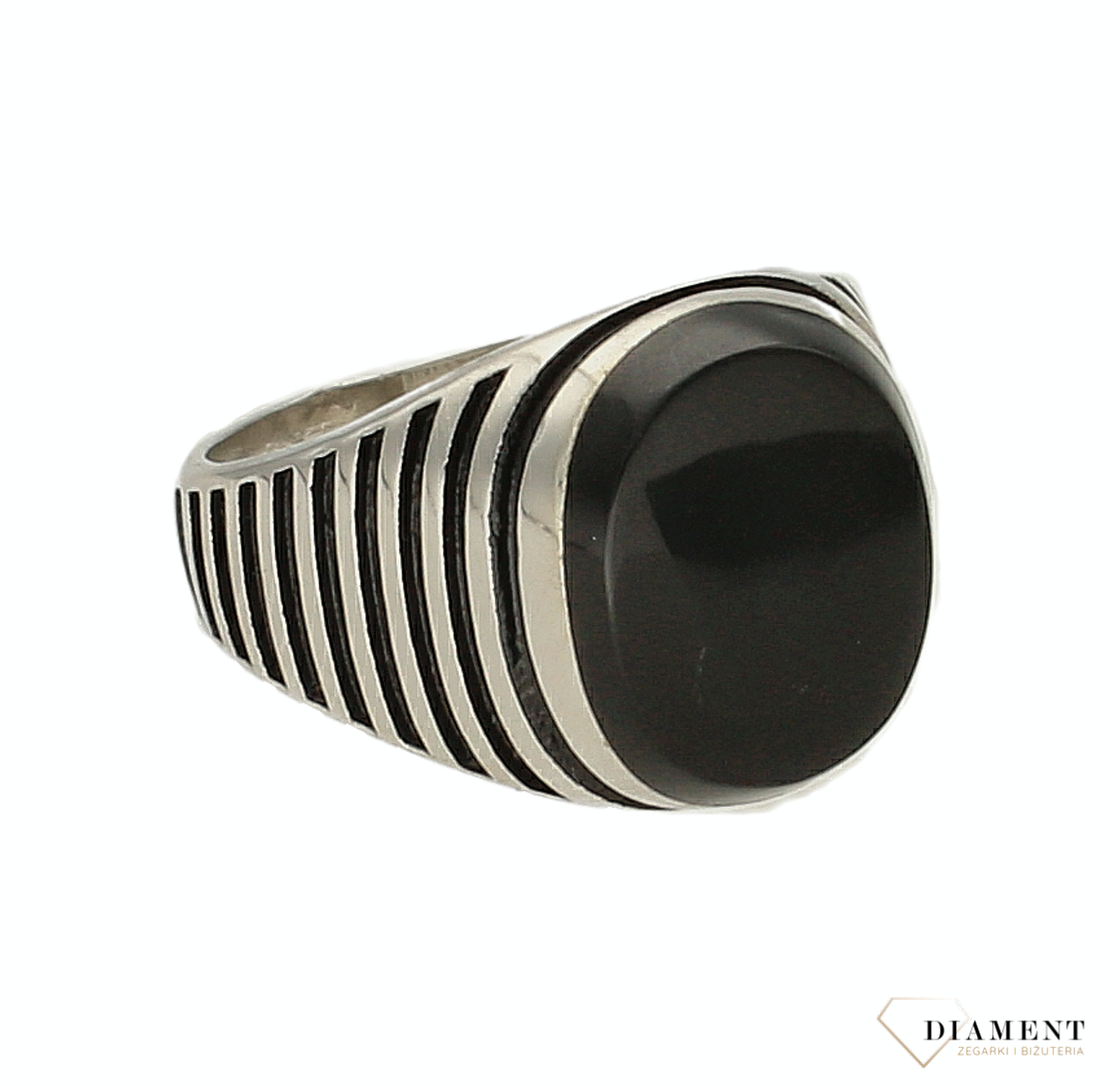 Srebrny owalny sygnet z onyksem 925 DIA-PRS-6644-925. Owalny sygnet wykonany z najwyższej próby srebra z masą jubilerską imitującą onyks. Męska, srebrna biżuteria idealna na każdą okazję..png