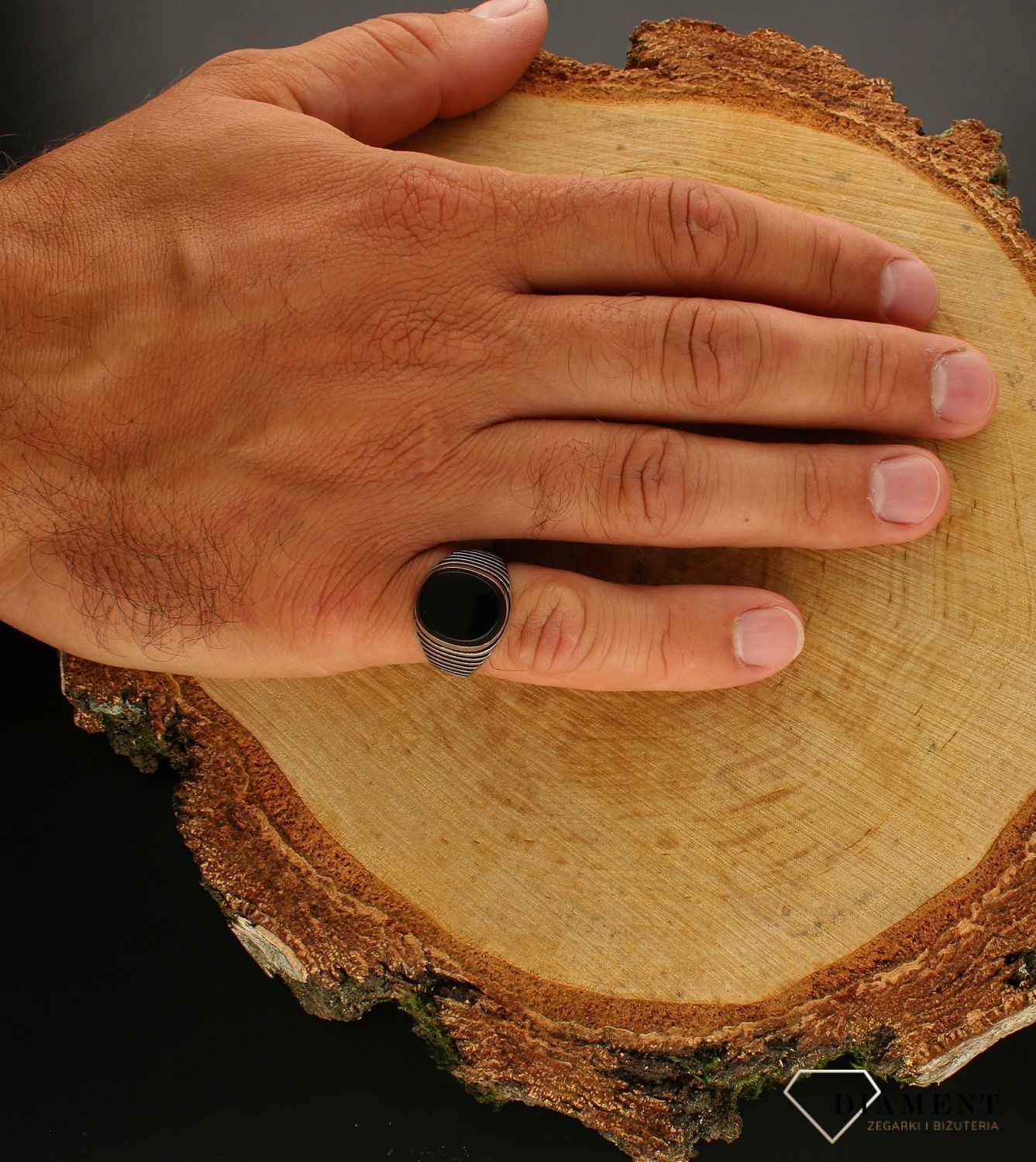 Srebrny owalny sygnet z onyksem 925 DIA-PRS-6644-925. Owalny sygnet wykonany z najwyższej próby srebra z masą jubilerską imitującą onyks. Męska, srebrna biżuteria idealna na każdą okazję..png