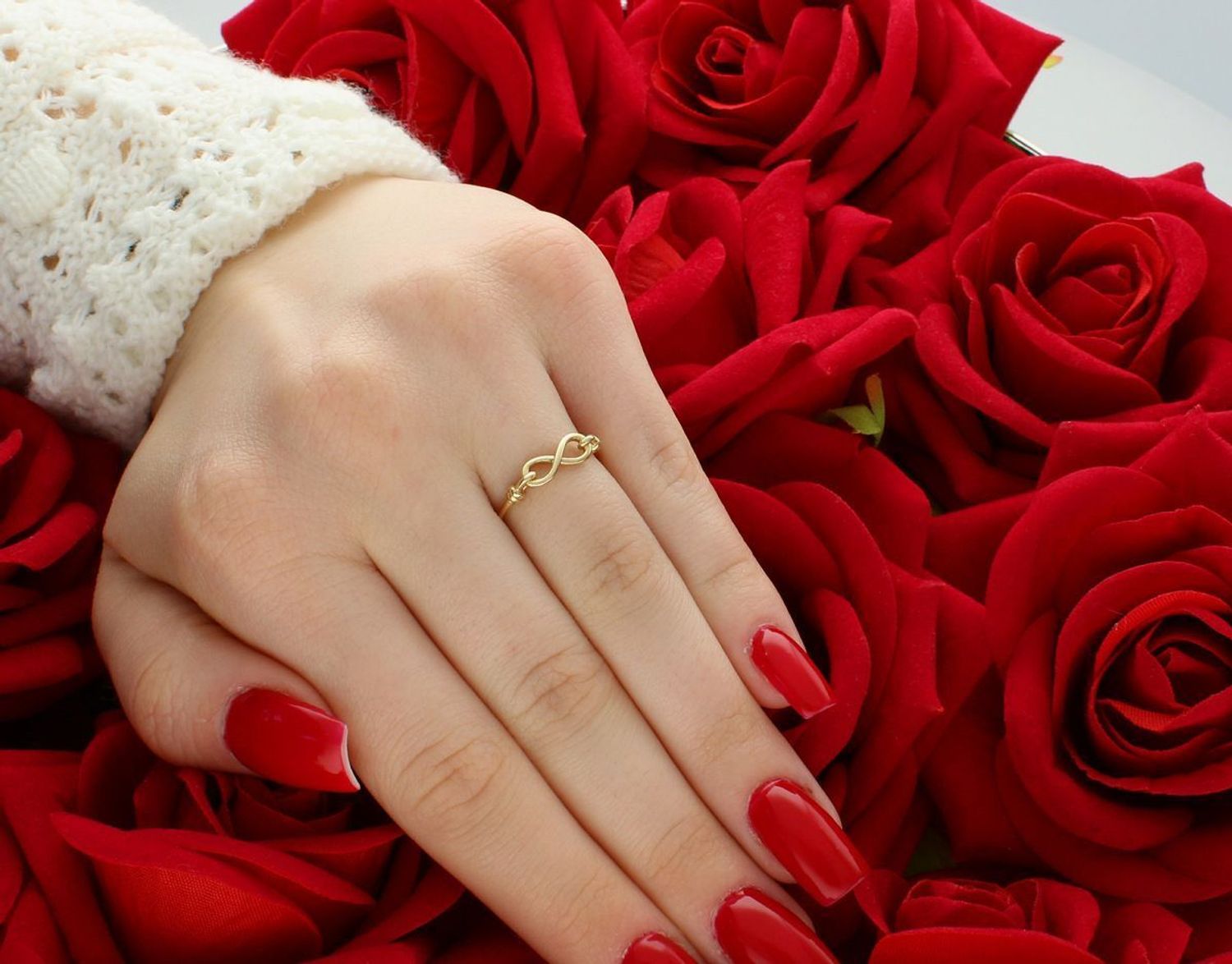 Złoty pierścionek próby 585 z symbolem nieskończoności. Lekki, kobiecy model o wadze 1,23 g – doskonały na prezent lub jako wyraz trwałego uczucia.1.jpg