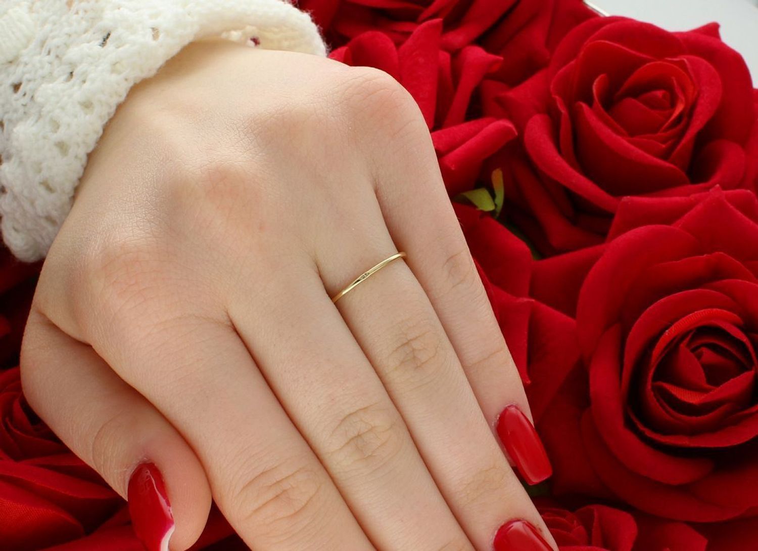 Złoty pierścionek próby 585 z symbolem nieskończoności. Lekki, kobiecy model o wadze 1,23 g – doskonały na prezent lub jako wyraz trwałego uczucia.1.jpg