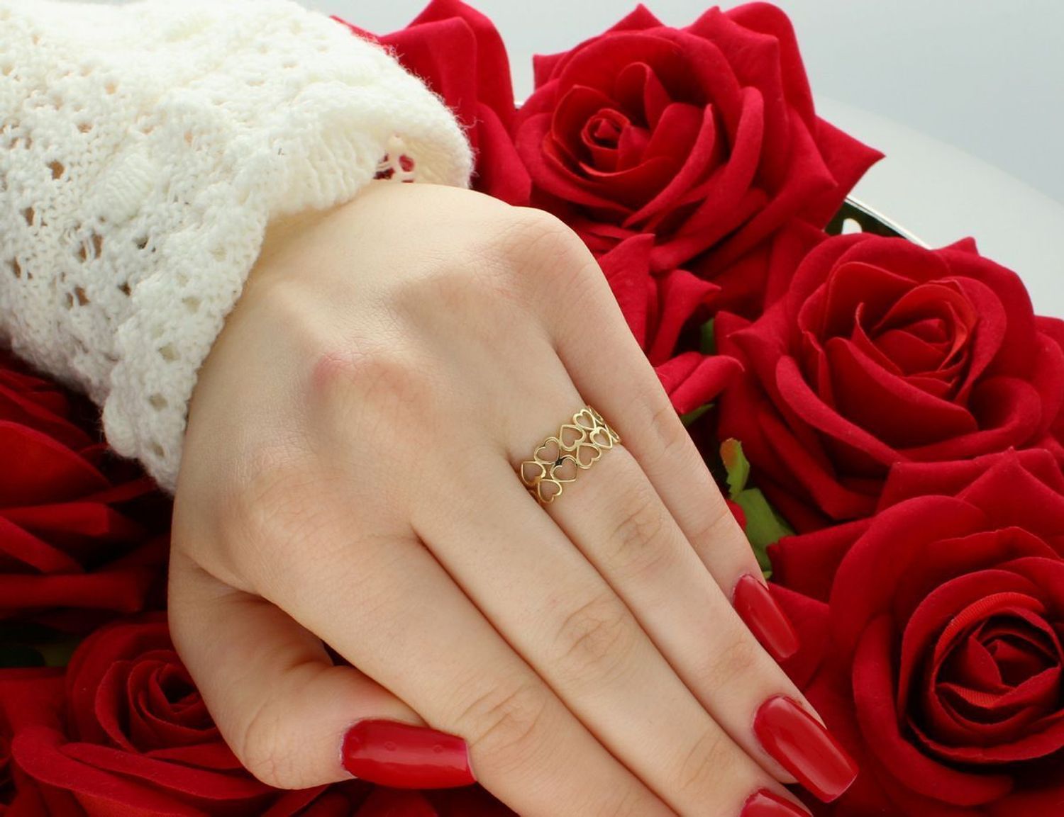 Złoty pierścionek damski próby 585 z dwoma rzędami ażurowych serduszek to delikatna, romantyczna biżuteria idealna na prezent z miłości. Sprawdź w naszym sklepie!1.jpg