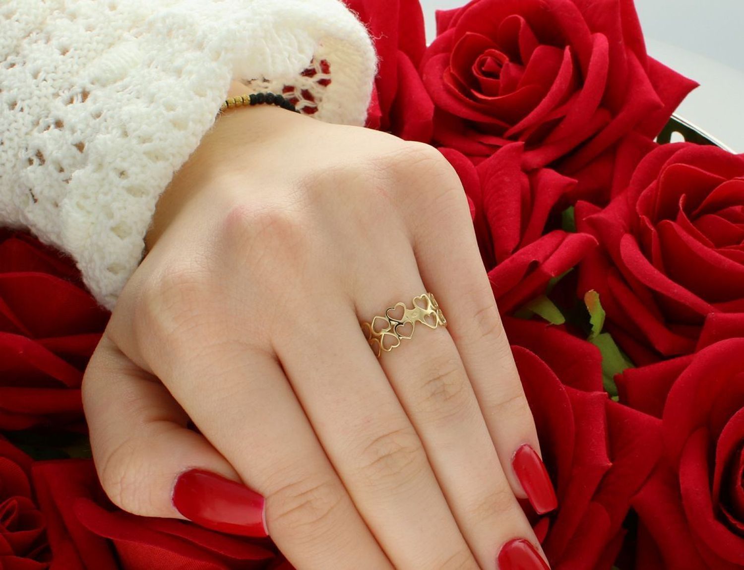 Złoty pierścionek damski próby 585 z dwoma rzędami ażurowych serduszek to delikatna, romantyczna biżuteria idealna na prezent z miłości. Sprawdź w naszym sklepie!1.jpg