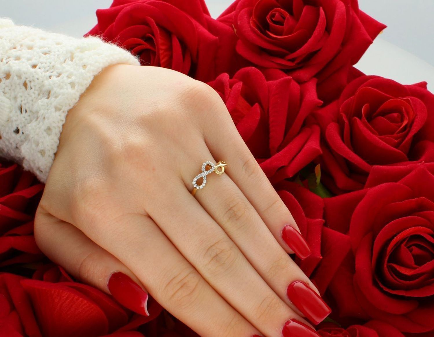 Złoty pierścionek damski 585 z dwoma znakami nieskończoności i cyrkoniami. DIA-PRS-6648-585, 1,61 g, rozmiar 13. Elegancja i symbolika w jednym. Sprawdź w naszym sklepie!1.jpg