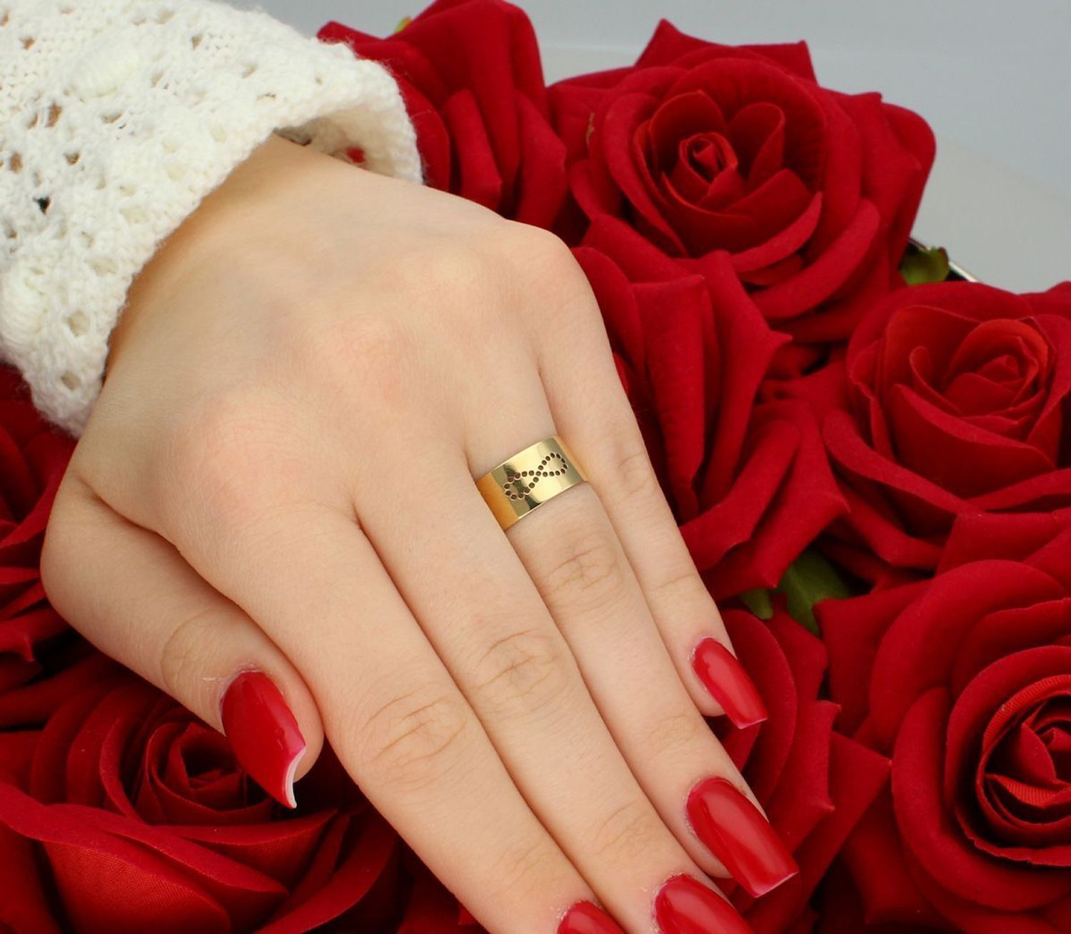 Złoty pierścionek damski próby 585 w formie obrączki z wyciętym znakiem nieskończoności. Szerokość 8 mm, rozmiar 13. Elegancka i symboliczna biżuteria.1.jpg