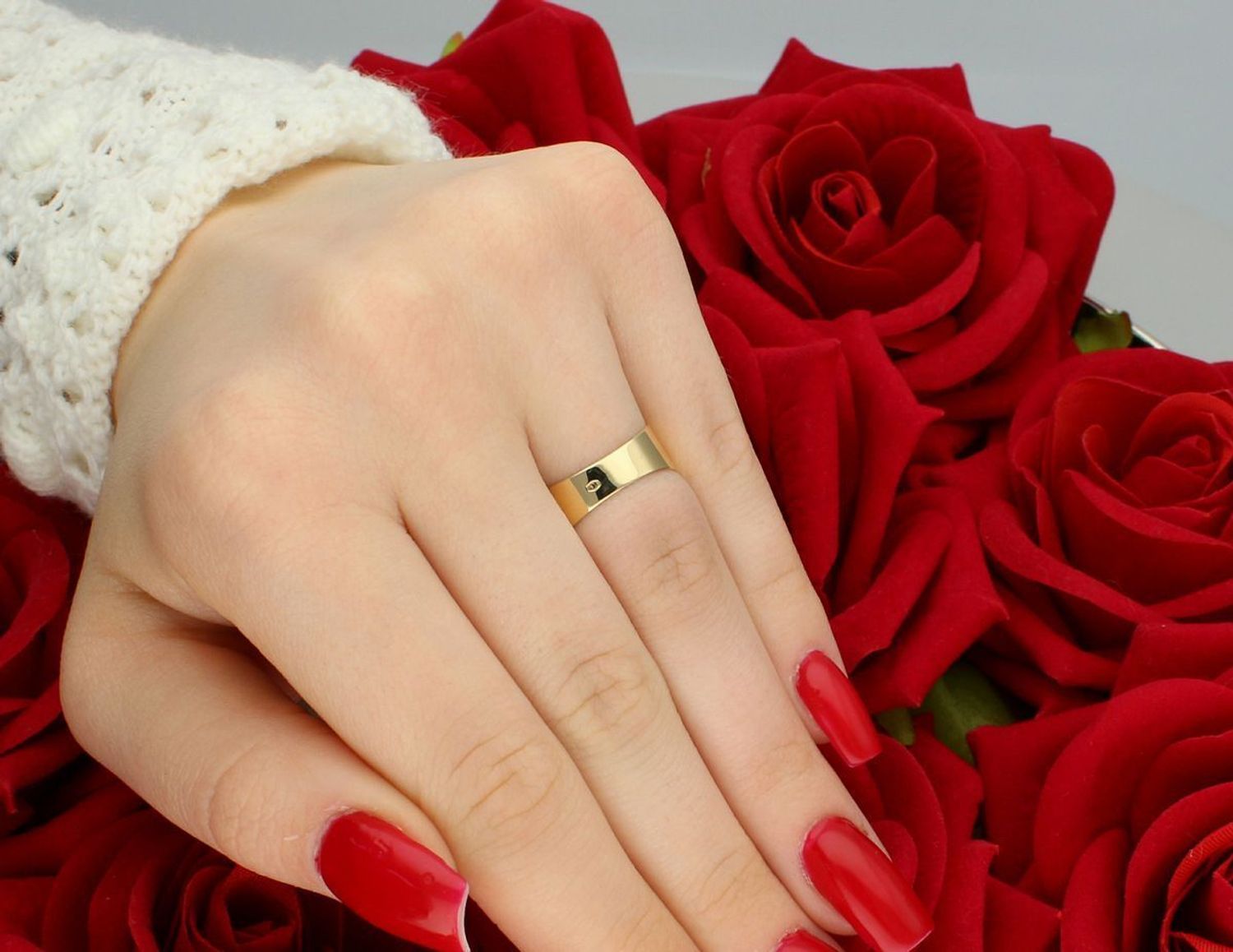 Złoty pierścionek damski próby 585 w formie obrączki z wyciętym znakiem nieskończoności. Szerokość 8 mm, rozmiar 13. Elegancka i symboliczna biżuteria.1.jpg