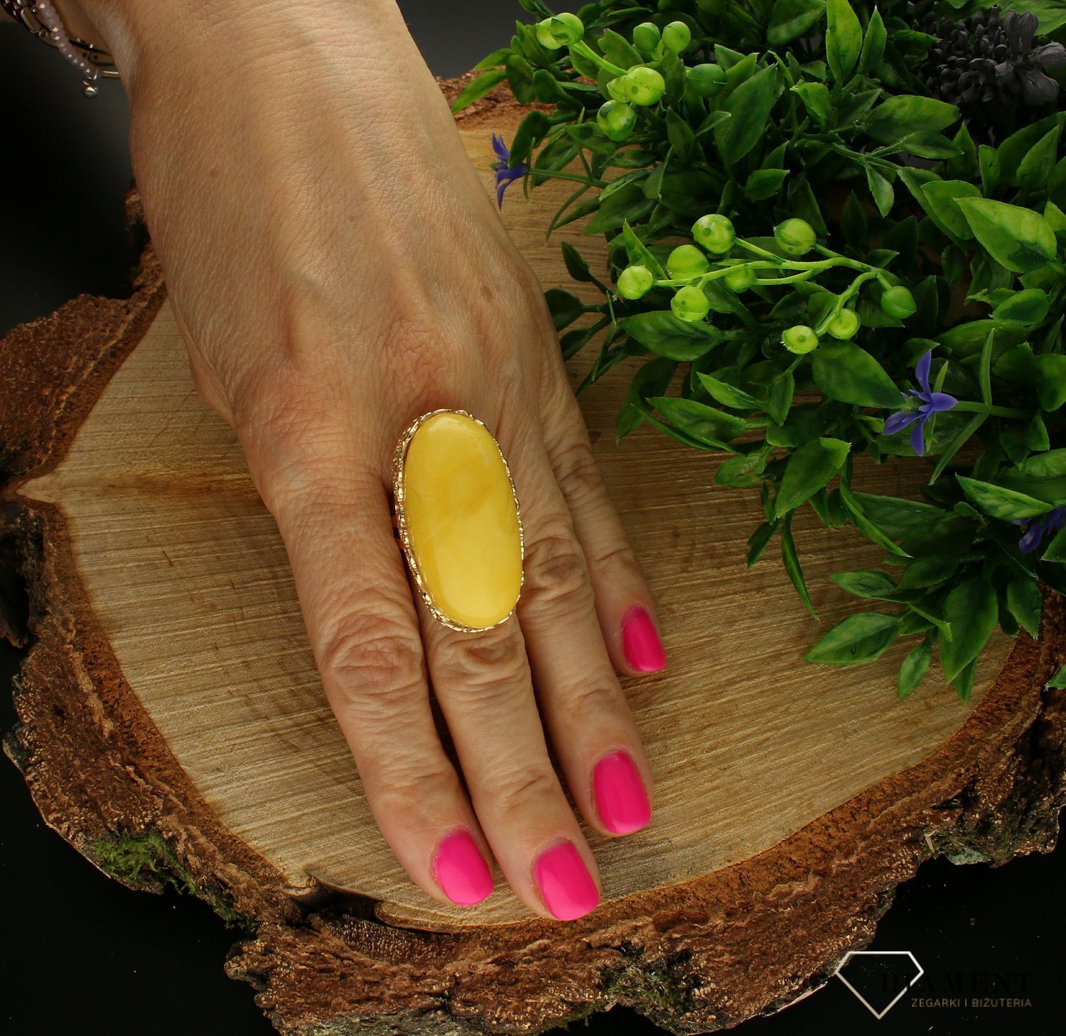 Złoty pierścionek 585 z mlecznym bursztynem DIA-PRS-7000-585. Złoty pierścionek z bursztynem. Złoty pierścionek z kamieniem naturalnym. Złoty pierścionek idealny dla wymagającej kobiety. Złoty pierścionek z bursztynem to świ (3).jpg