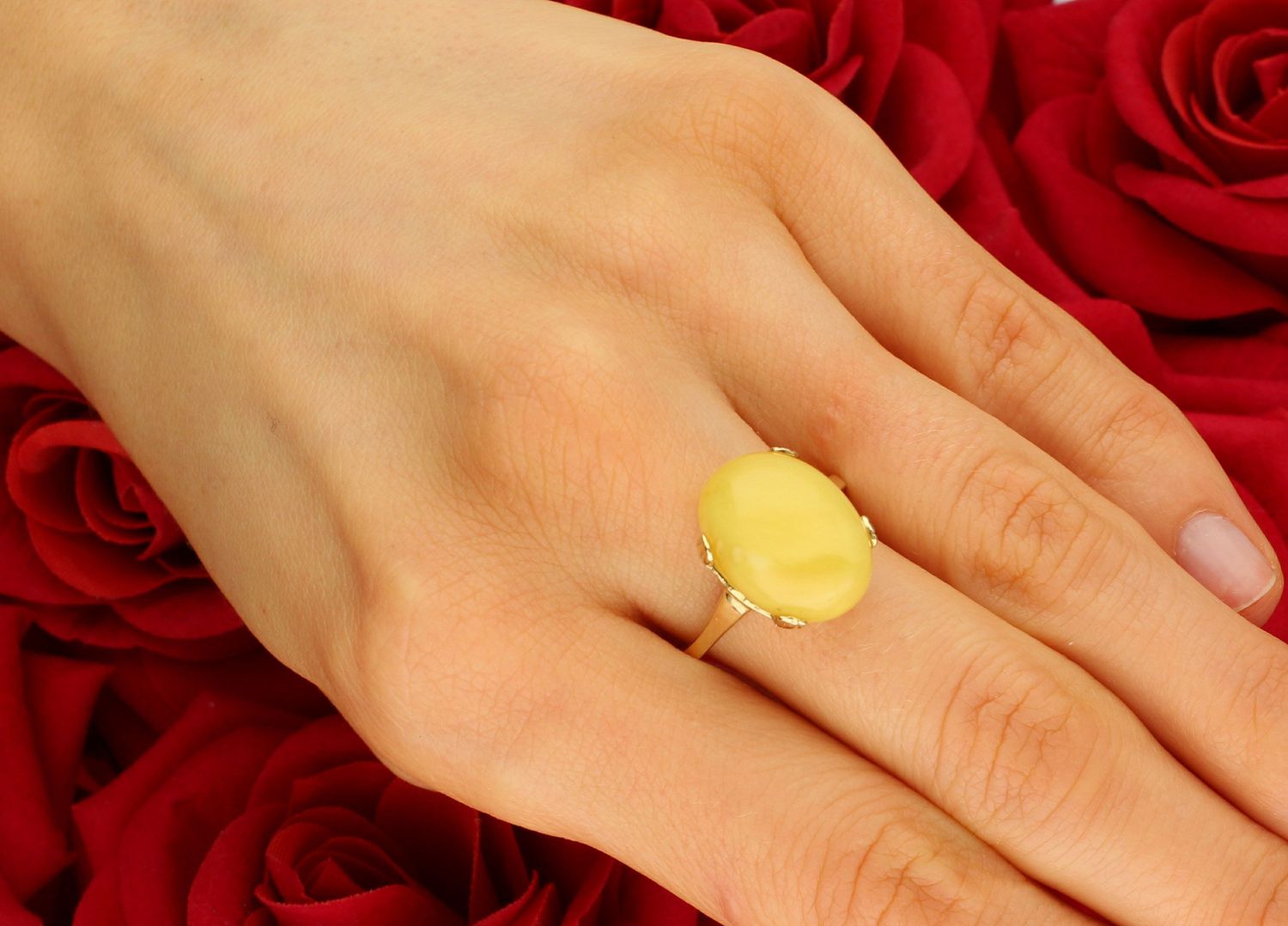 Pierścionek złoty bursztyn 585, DIA-PRS-7001-585 Pierścionek złoty ozdobiony żółtym bursztynem. Pierścionek wykonany z zachowaniem dbałości o każdy szczegół i detal. Dodatek łączy w sobie symbolikę1.jpg