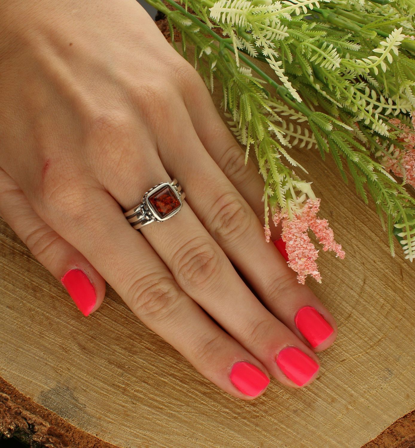 Srebrny pierścionek 925 z bursztynem bałtyckim DIA-PRS-7141-925. Srebrny pierścionek 925 z bursztynem bałtyckim. Pierścionek srebrny w ponadczasowym kształcie z bursztynem to propozycja od sklepu jubilerskiego Diame (2).jpg