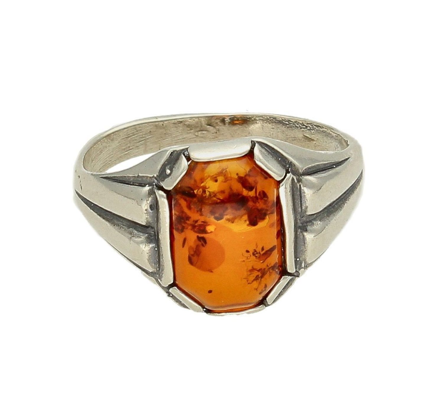 Srebrny pierścionek 925 z bursztynem bałtyckim DIA-PRS-7142-925. Srebrny pierścionek 925 z bursztynem bałtyckim. Pierścionek srebrny w ponadczasowym kształcie z bursztynem to propozycja od sklepu jubilerskiego Diament (2).jpg
