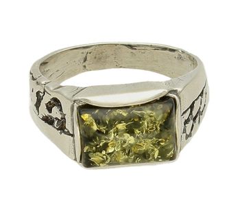 Srebrny pierścionek z zielonym bursztynem DIA-PRS-7143-925. Srebrny pierścionek z bursztynem w kolorze zielonym. Pierścionek srebrny w ponadczasowym kształcie z bursztynem to propozycja od sklepu jubilerskiego Diament (1).jpg