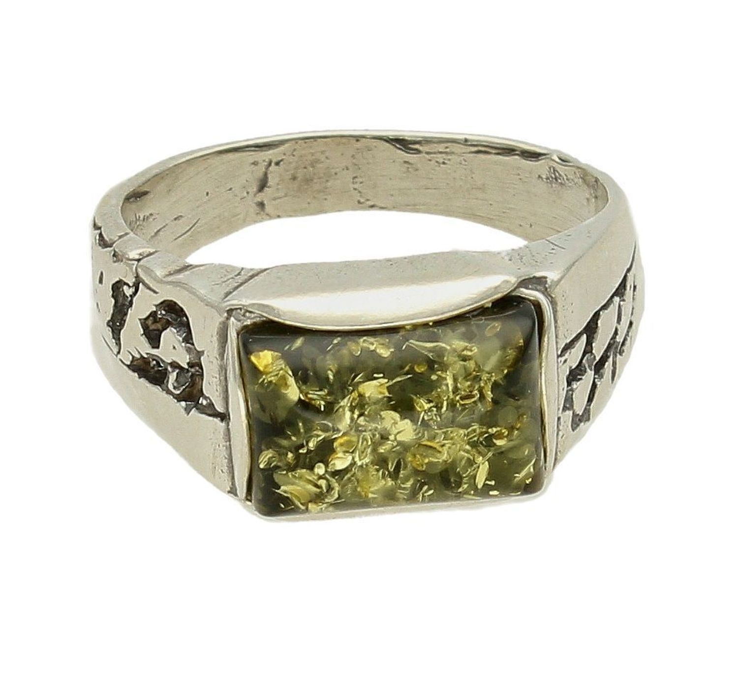 Srebrny pierścionek z zielonym bursztynem DIA-PRS-7143-925. Srebrny pierścionek z bursztynem w kolorze zielonym. Pierścionek srebrny w ponadczasowym kształcie z bursztynem to propozycja od sklepu jubilerskiego Diament (1).jpg