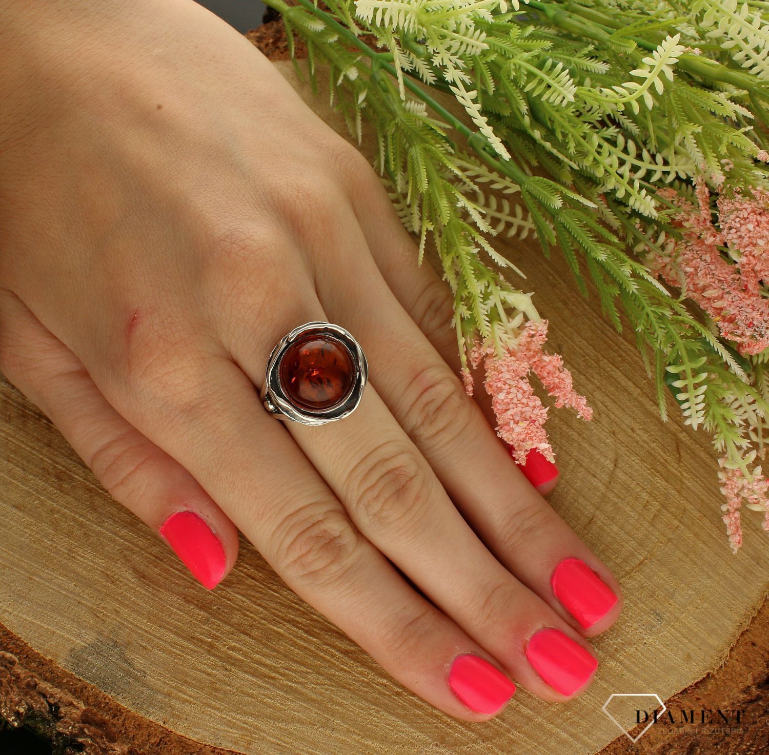 Srebrny pierścionek 925 z bursztynem o brązowym odcieniu DIA-PRS-7144-925. Srebrny pierścionek 925 z bursztynem o brązowym odcieniu. Pierścionek srebrny w ponadczasowym kształcie z bursztynem to propozycja od sklepu jubilers (1).jpg