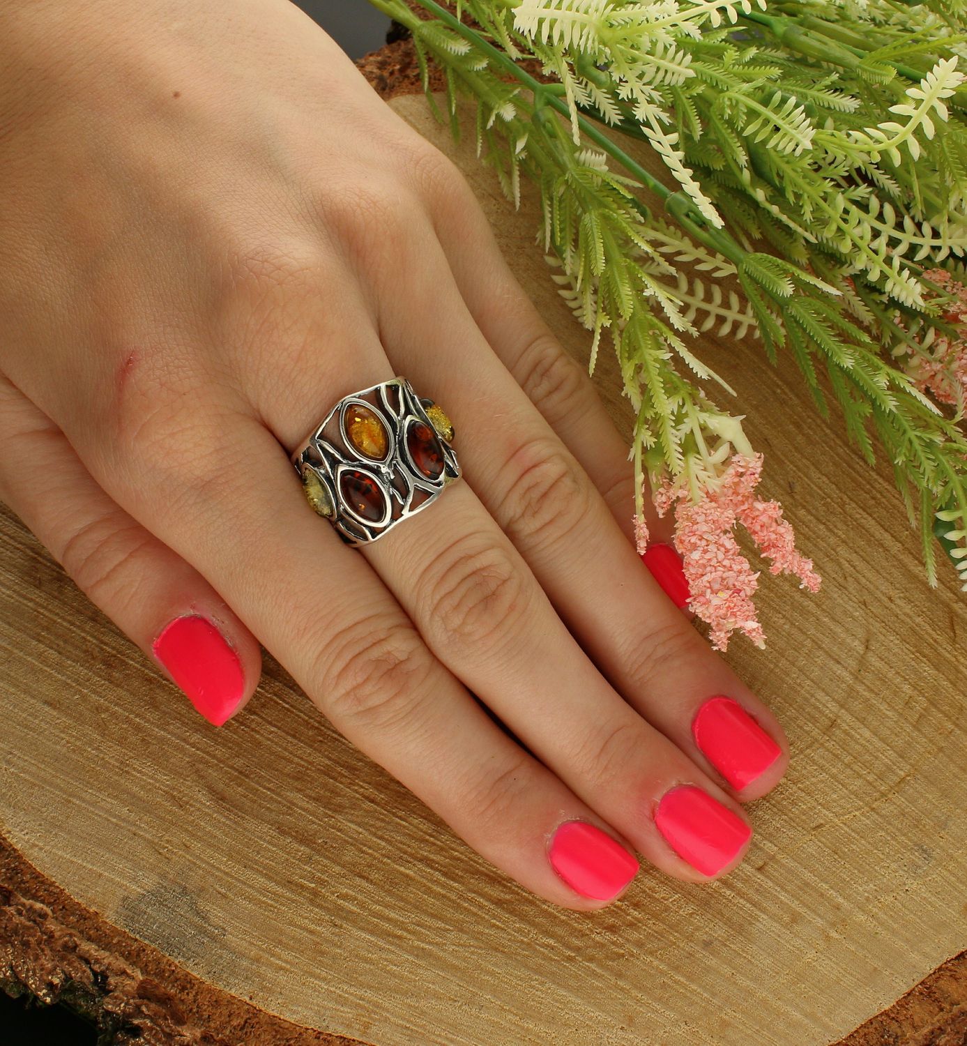 Srebrny pierścionek 925 z bursztynem bałtyckim DIA-PRS-7145-925. Srebrny pierścionek 925 z bursztynem bałtyckim. Pierścionek srebrny w ponadczasowym kształcie z bursztynem to propoz (2).jpg