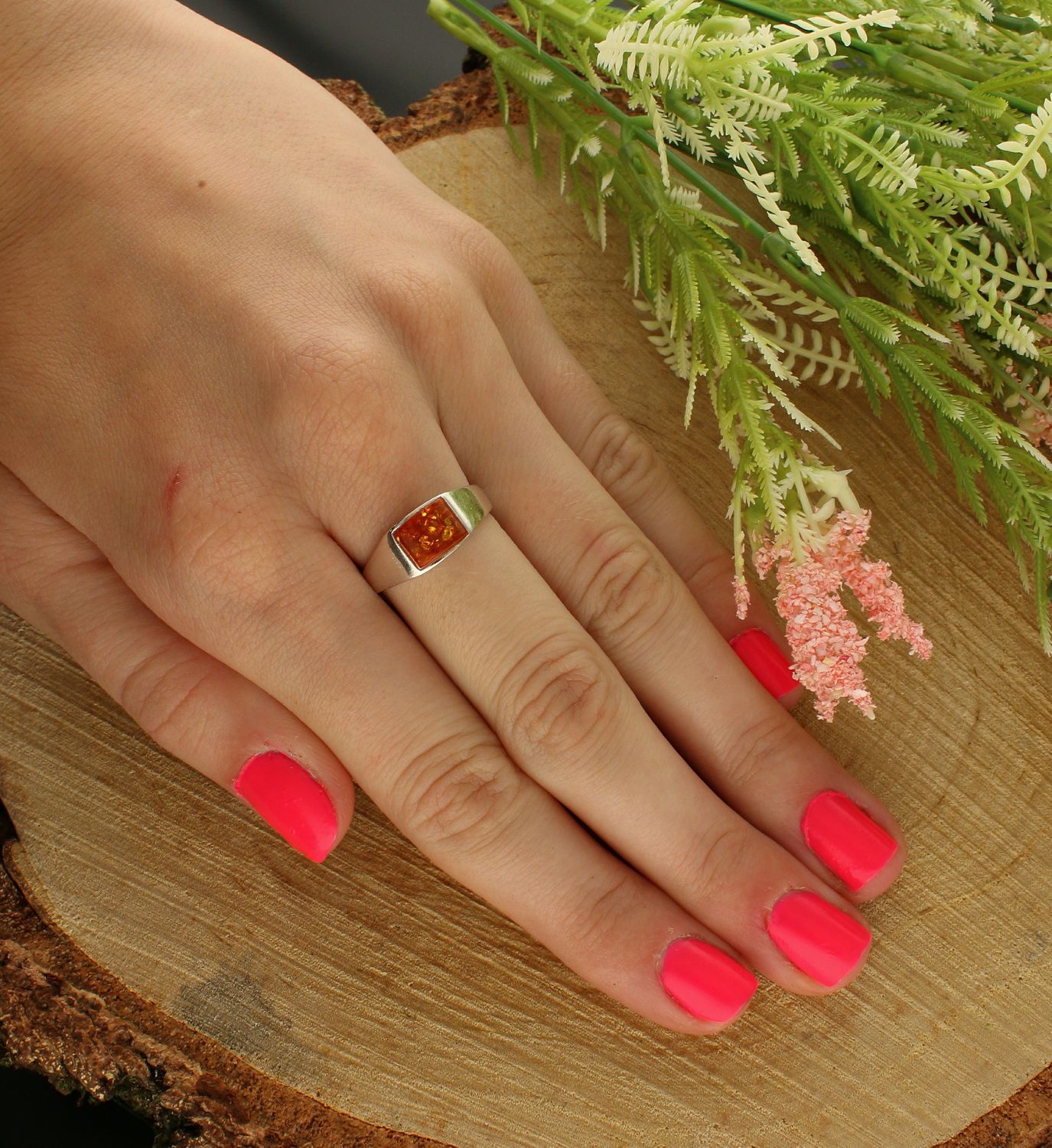 Srebrny pierścionek 925 z bursztynem bałtyckim DIA-PRS-7146-925. Srebrny pierścionek 925 z bursztynem bałtyckim. Pierścionek srebrny w ponadczasowym kształcie z bursztynem to propozycja od sklepu jubilerskiego (2).jpg