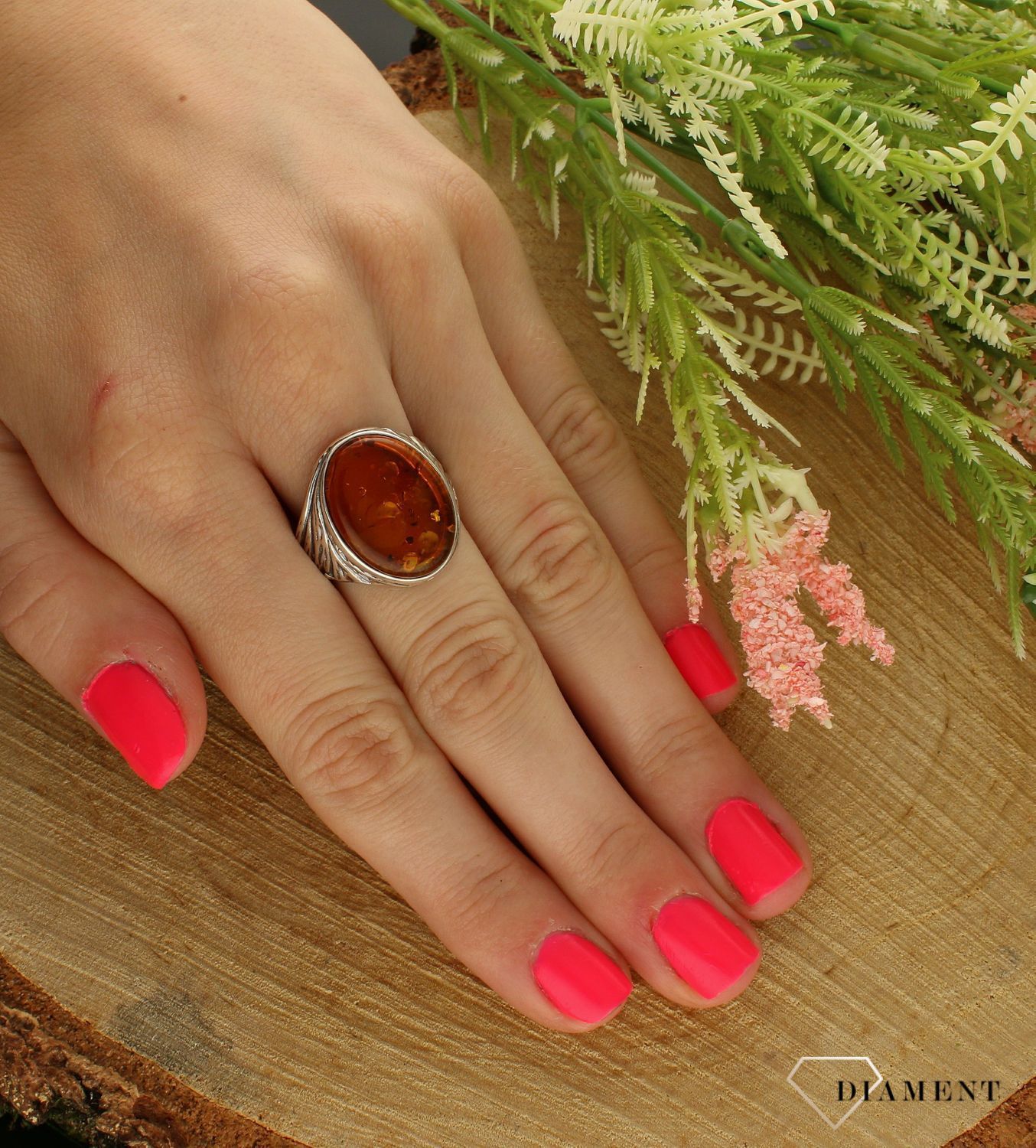 Srebrny pierścionek 925 z owalnym bursztynem bałtyckim DIA-PRS-7147-925. Srebrny pierścionek 925 z owalnym bursztynem bałtyckim. Pierścionek srebrny w ponadczasowym kształcie z bursztynem to propozycja od sklepu jubilerskieg (3).jpg