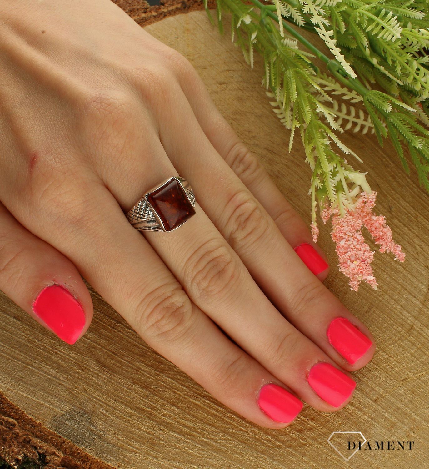 Srebrny pierścionek 925 z bursztynem bałtyckim DIA-PRS-7150-925. Pierścionek srebrny w ponadczasowym kształcie z bursztynem to propozycja od sklepu jubilerskiego Diament. Biżuteria dla osoby, która lubi lekkość i subtelność (1).jpg