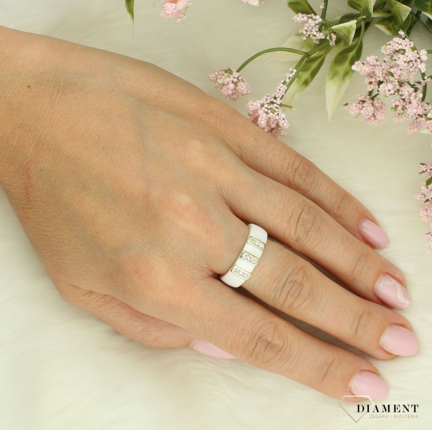Srebrny pierścionek damski 925 biała ceramika z pozłacanymi elementami rozmiar 12 DIA-PRS-7157.jpg