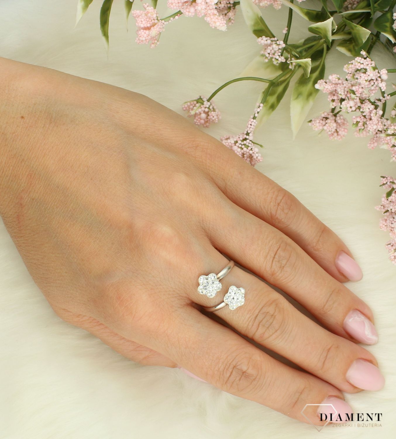 Srebrny pierścionek damski 925 z kryształkami Swarovskiego rozmiar 13 DIA-PRS-7169-925. Srebrny pierścionek damski. Pierścionek damski z kryształkiem Swarovskiego. Srebrny pierścionek damski na prezent..jpg