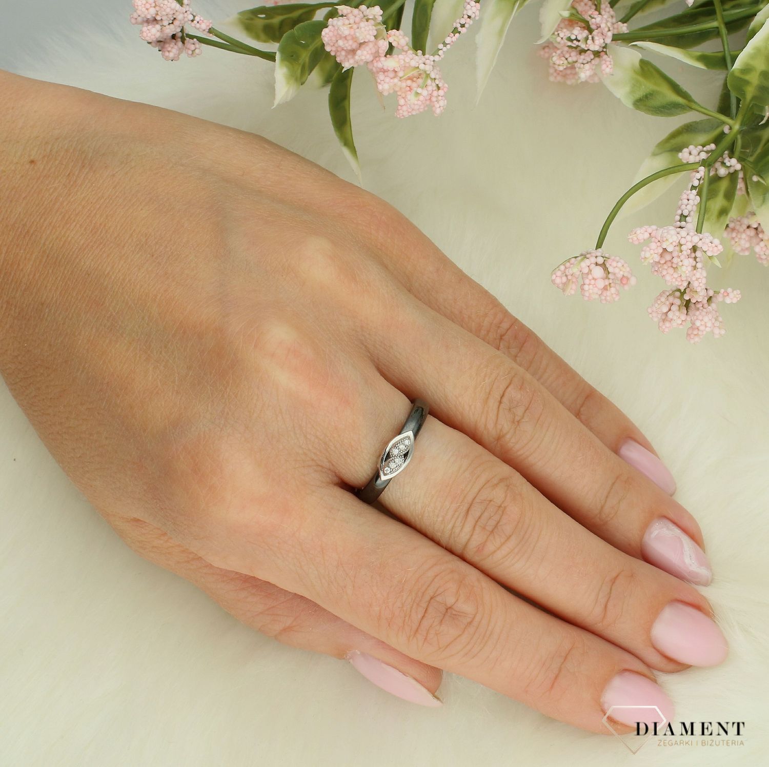 Srebrny pierścionek damski 925 czarna ceramika rozmiar 11 DIA-PRS-7174-925. Srebrny pierścionek damski. Pierścionek srebrny dla kobiety na prezent. Srebrny damski pierścionek z ceramiki.1.jpg