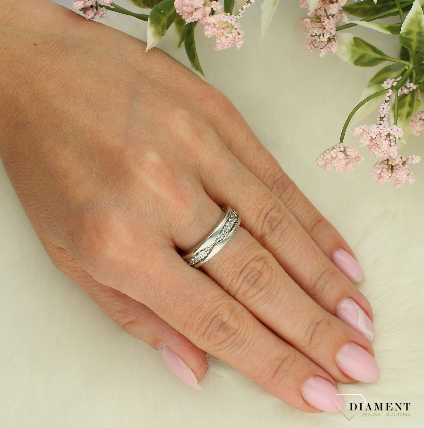 Szeroka obrączka z cyrkoniami pierścionek damski 925 z pasmem cyrkonii DIA-PRS-7175-925 2.jpg