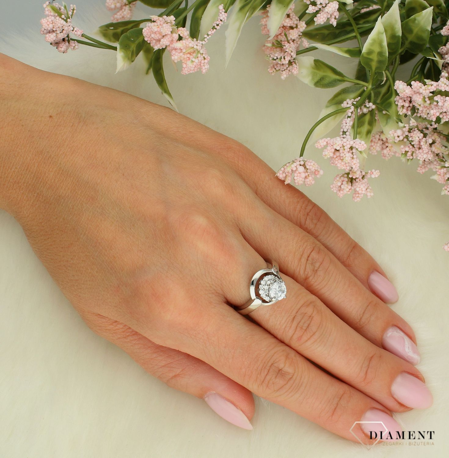 Srebrny pierścionek damski 925 okrągły z cyrkoniami rozmiar 12 DIA-PRS-7176-925 2.jpg
