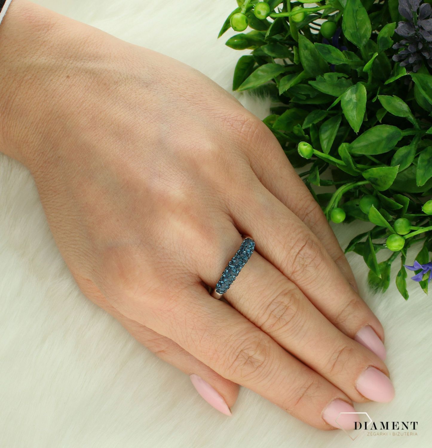 Srebrny pierścionek damski 925 ozdobiony granatowymi cyrkoniami rozmiar 19 DIA-PRS-7183-925. Srebrny pierścionek damski na prezent. srebrna obrączka z granatowymi oczkami (2).jpg