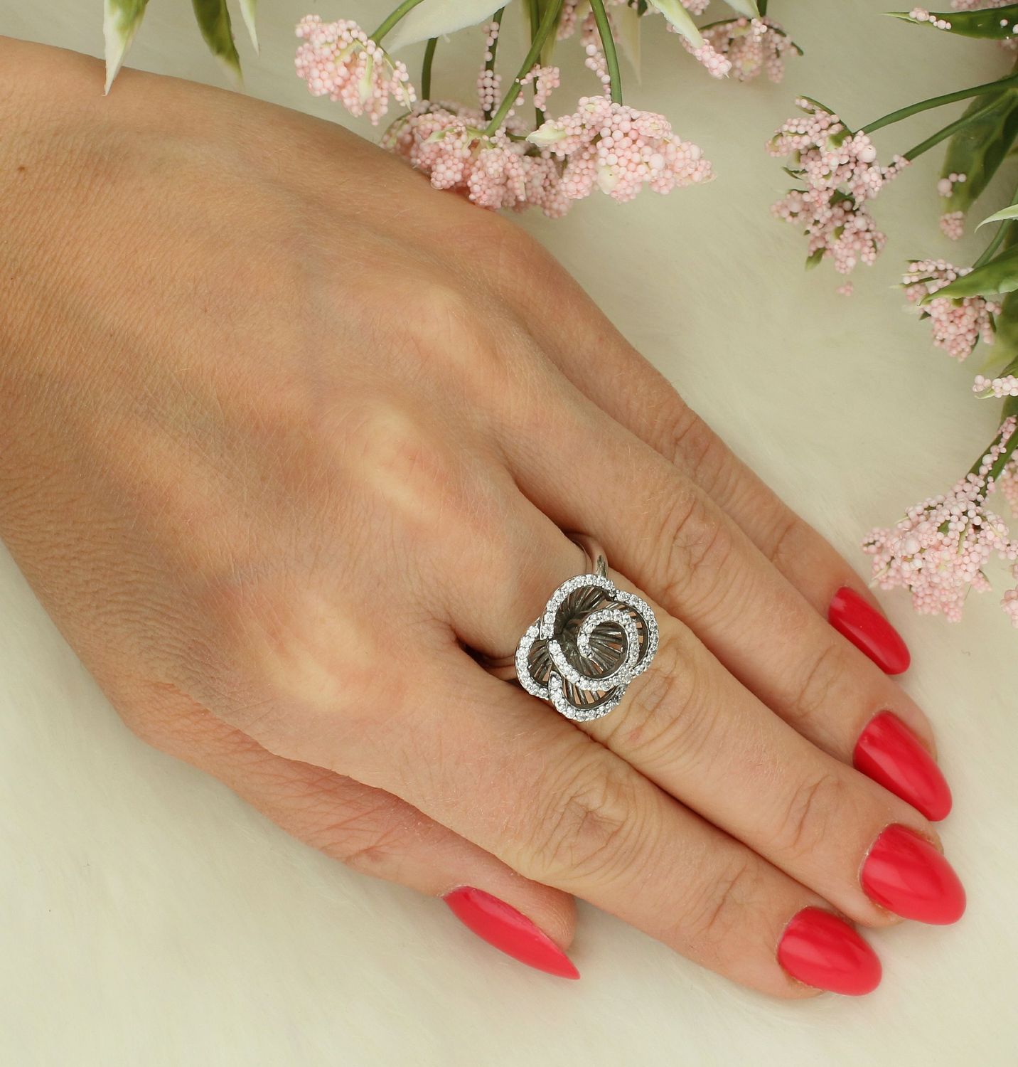 Pierścionek kwiat z cyrkonią srebrny próba 925, DIA-PRS-7193-925 Srebrny pierścionek wykonany z najwyższej jakości srebra o prostej formie. Idealny pomysł na prezent dla każdej kobiety. Srebrny 1.jpg