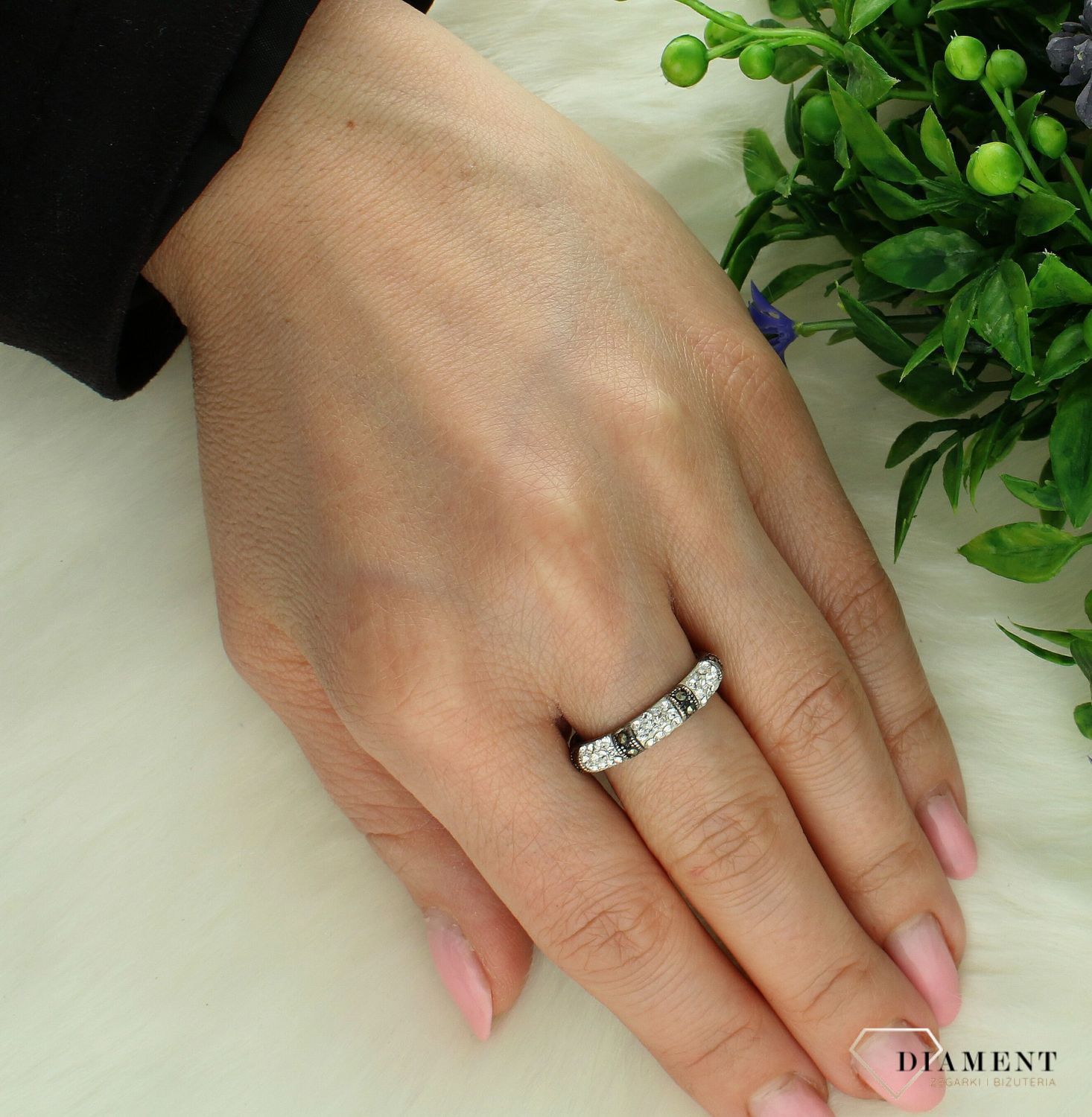 Srebrny pierścionek damski 925 w biało czarne paski cyrkonii rozmiar 17 DIA-PRS-7196-925. Srebrny pierścionek damski. Srebrny pierścionek z cyrkoniami. Pierścionek srebrny dla kobiety, Pierścionek srebrny na prezent.1.jpg