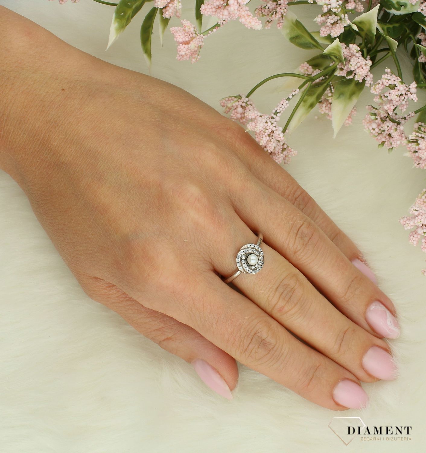 Srebrny pierścionek Perła damski 925 z kwiatek perełką DIA-PRS-7201-925. Srebrny pierścionek damski. Srebrny pierścionek z cyrkonią i perłą. Pierścionek srebrny damski na prezent. Srebrny pierścionek dla ukochanej..jpg